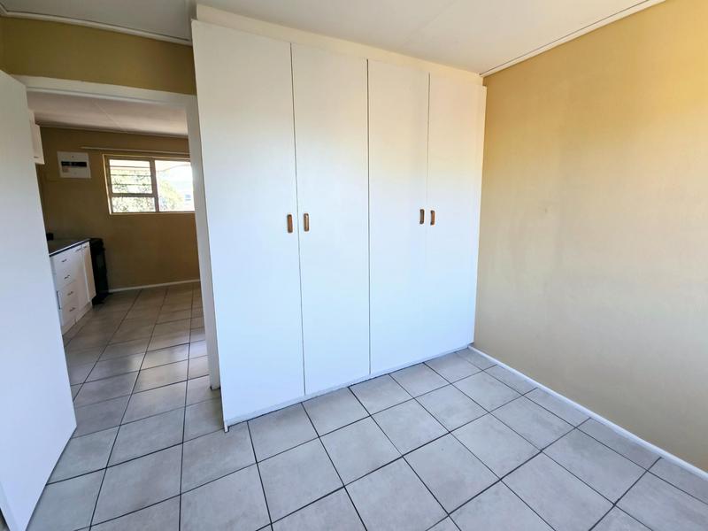 To Let 1 Bedroom Property for Rent in Oakglen Western Cape